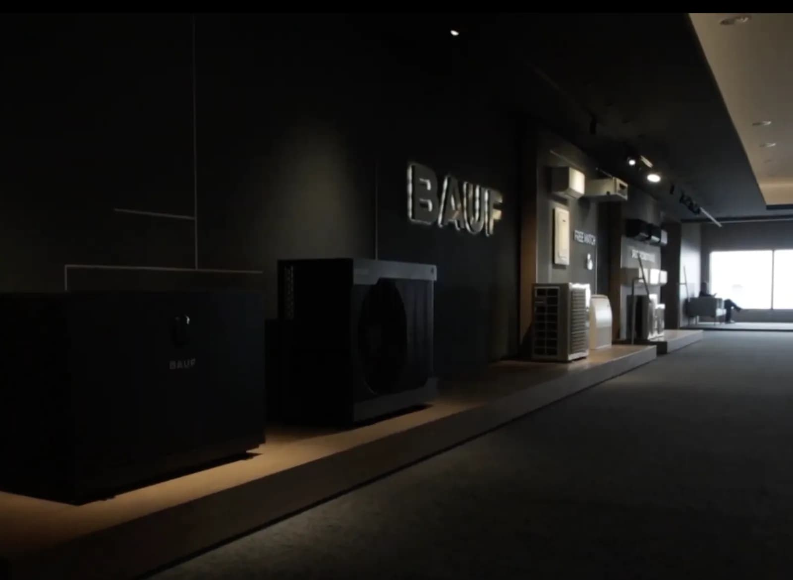 Wärmepumpen und Klimageräte im BAUF Showroom in Lissabon